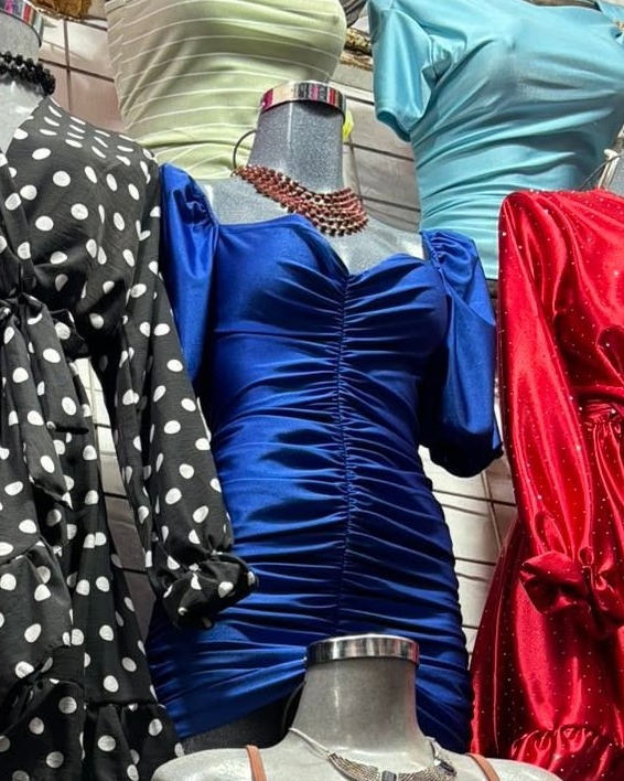 Vestido corto fruncido con escote corazón y manga corta abullonada