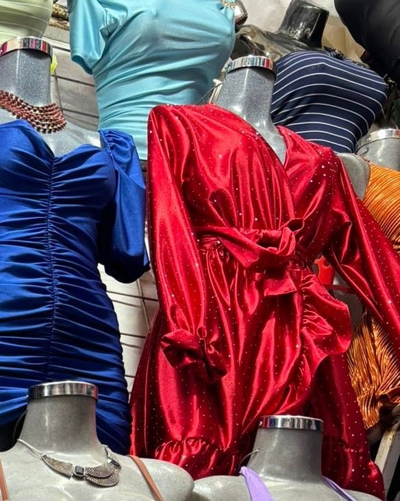 Vestido corto con escote V, moño al frente y olanes