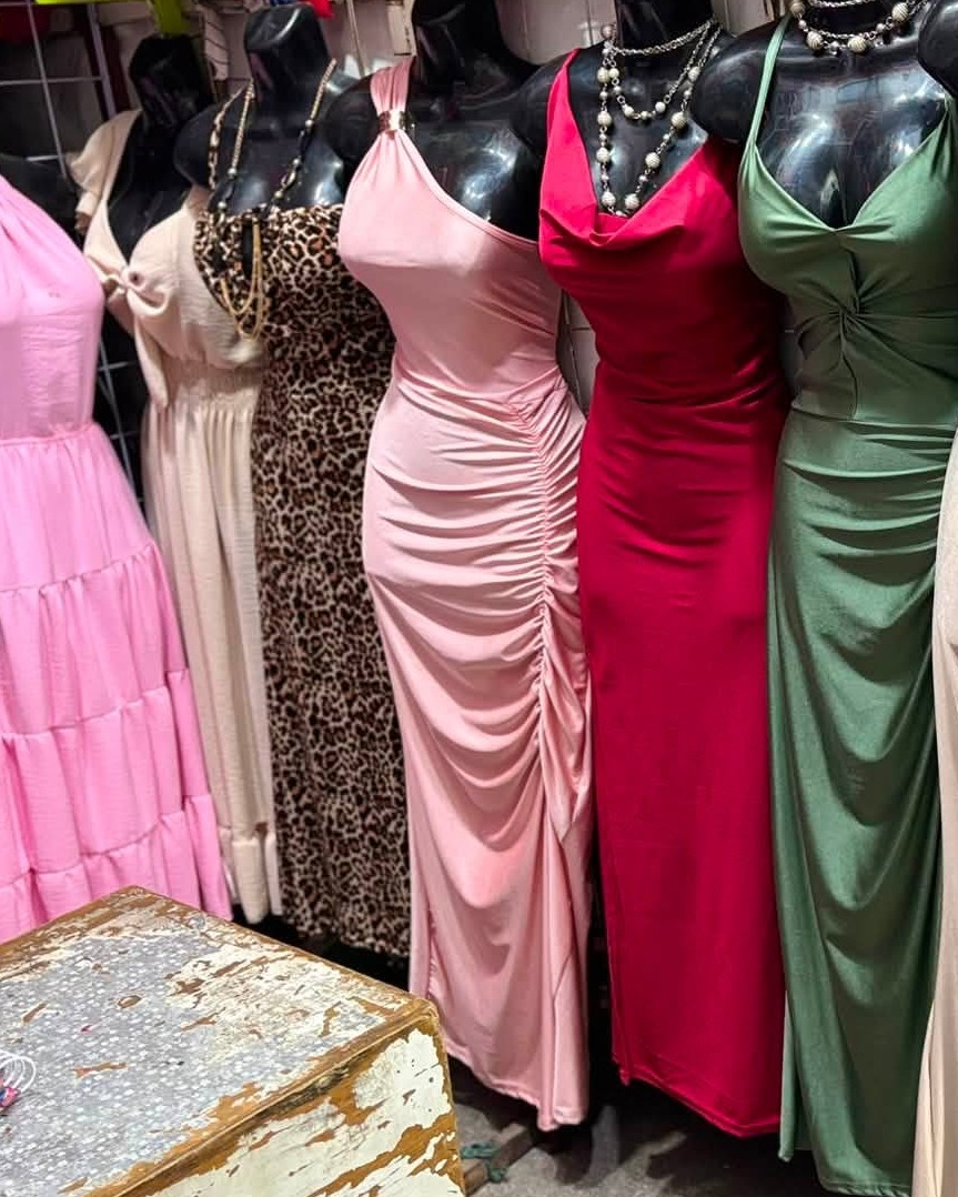 Vestido largo satinado con nudo al frente y abertura