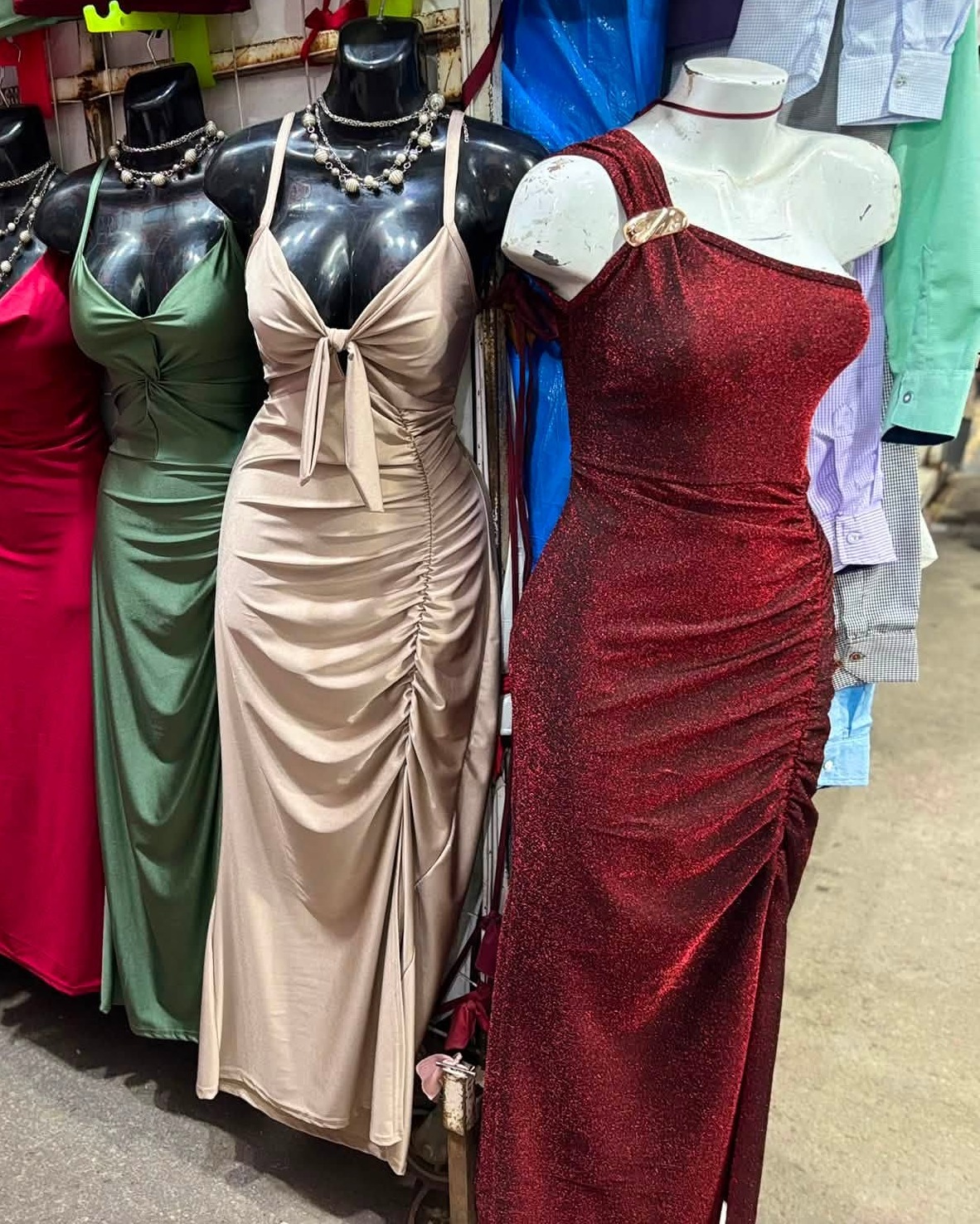 Vestido largo brillante de un hombro con hebilla dorada