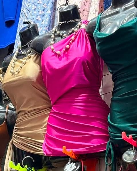 Vestido corto de tirantes fruncido con lazos laterales