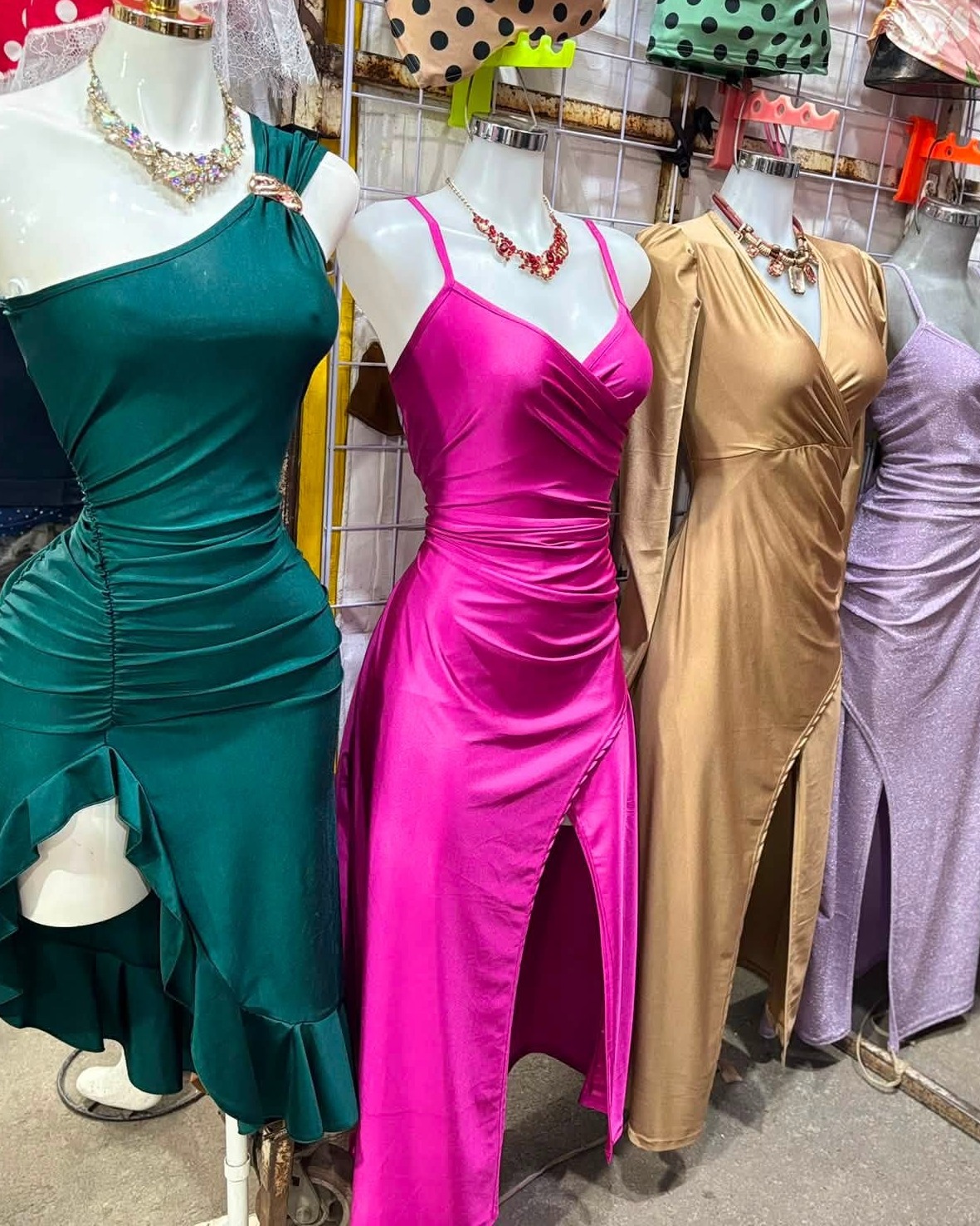 Vestido largo satinado con nudo al frente y abertura