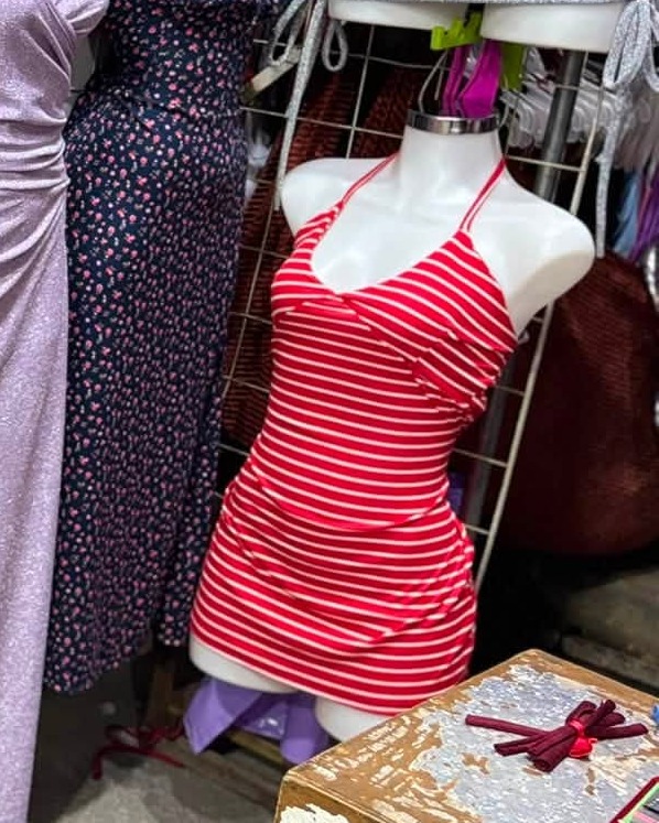 Vestido corto halter de rayas entallado