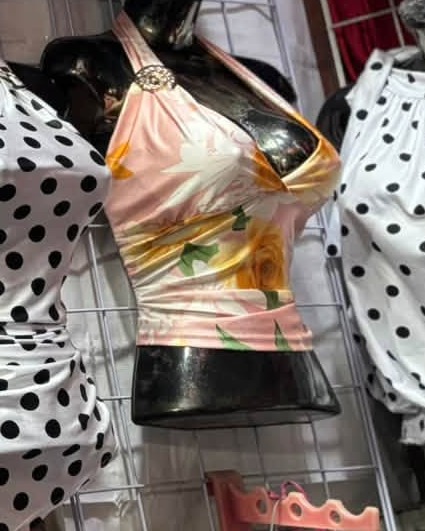 Top halter floral con argolla dorada y fruncido lateral