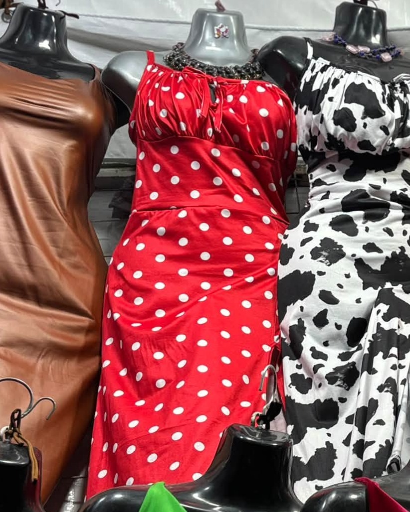 Vestido corto satinado de tirantes con escote corazón y nudo