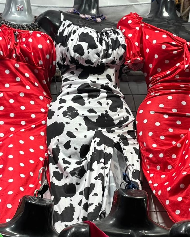 Vestido corto satinado de tirantes con escote corazón y nudo