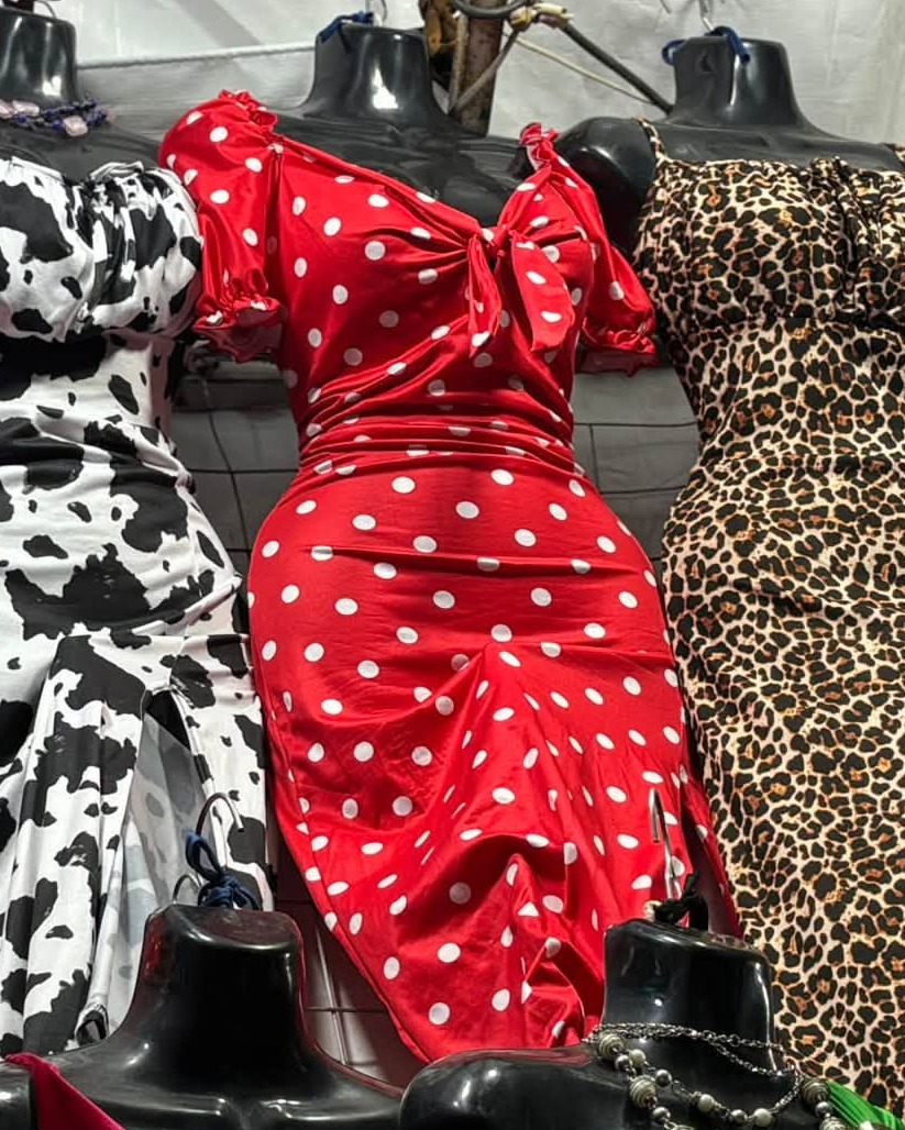 Vestido midi satinado de lunares con hombros descubiertos y nudo