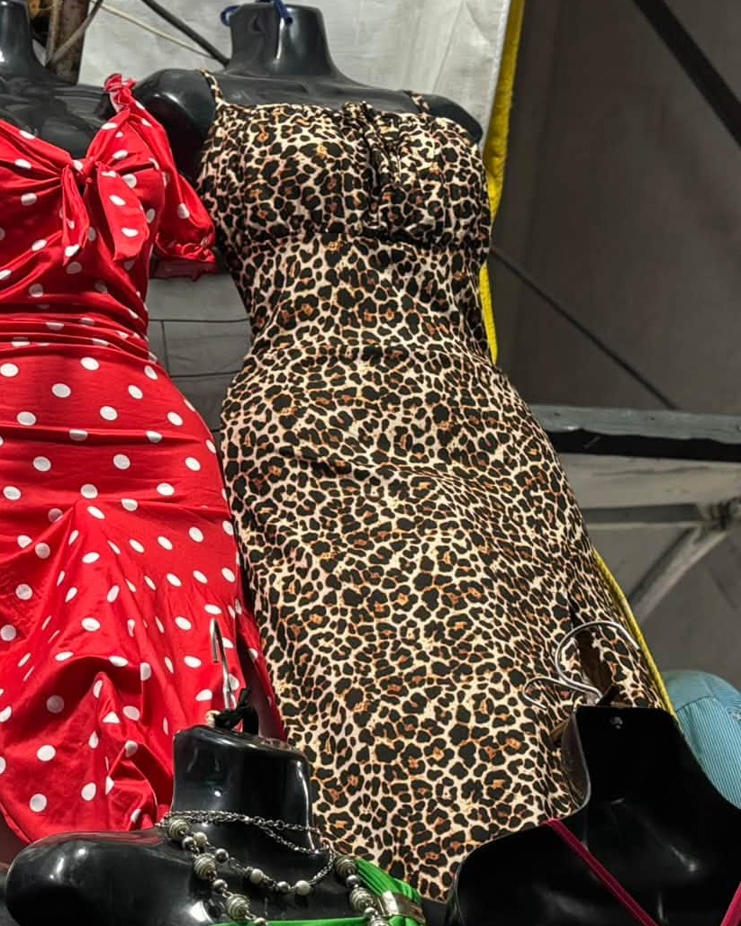 Vestido corto satinado de tirantes con escote corazón y nudo
