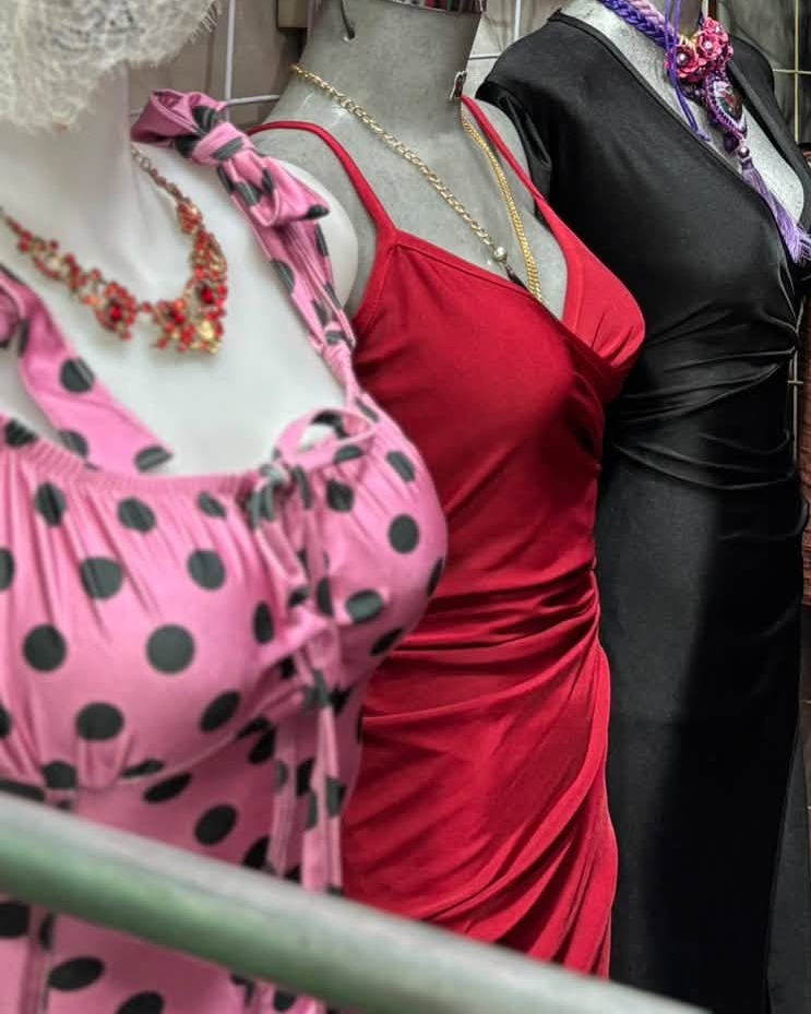 Vestido midi de lunares con tirantes anudados y abertura