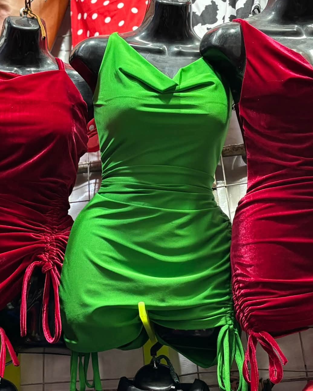 Vestido corto satinado con escote caído y lazos laterales