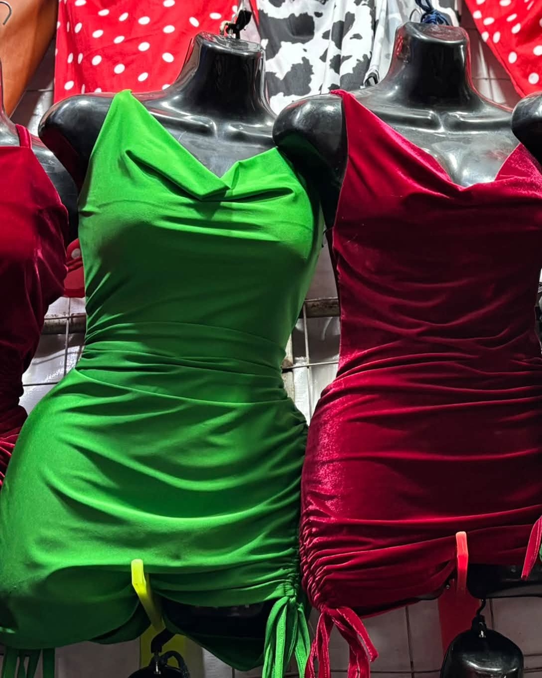 Vestido corto satinado con escote caído y lazos laterales