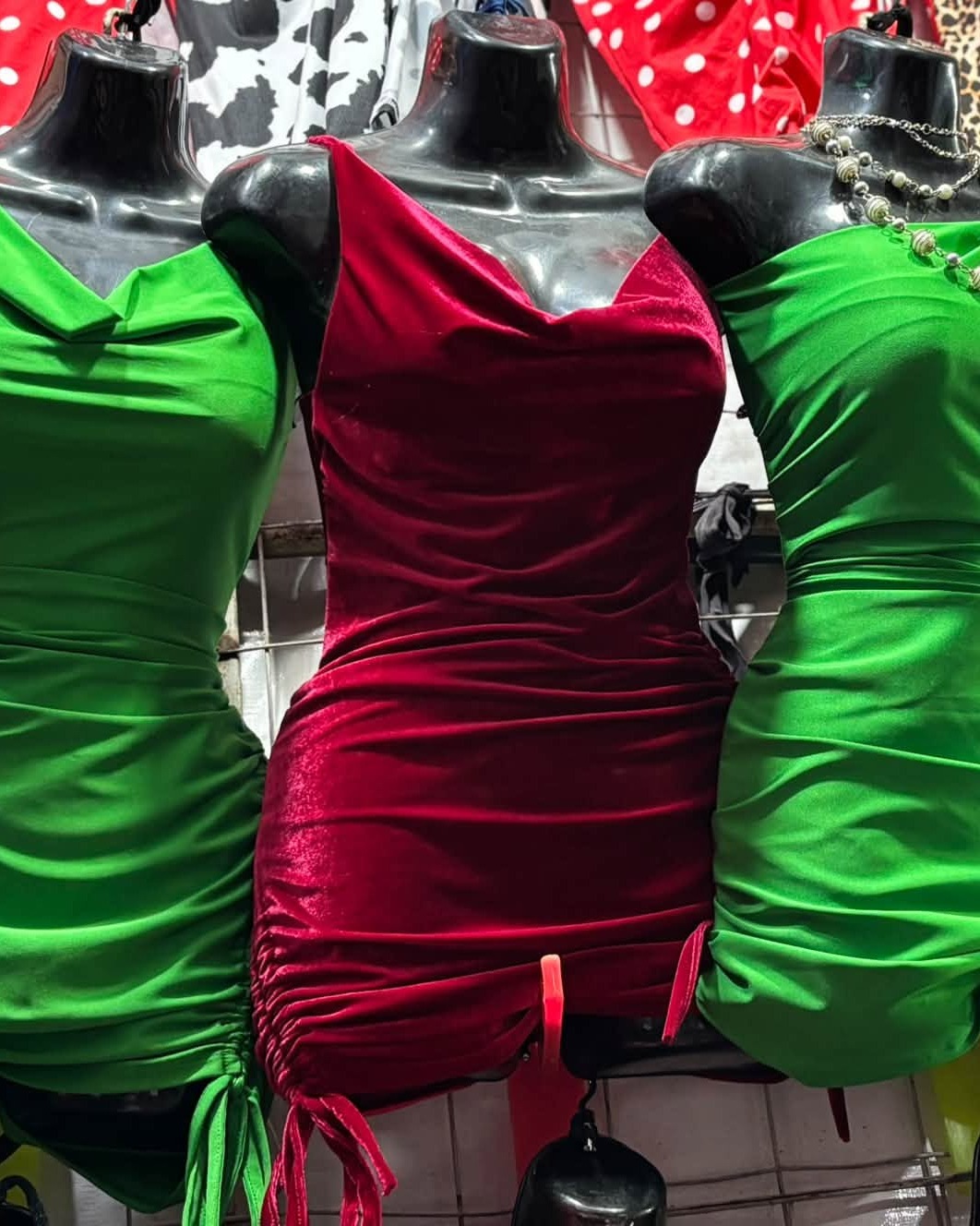 Vestido corto satinado con escote caído y lazos laterales