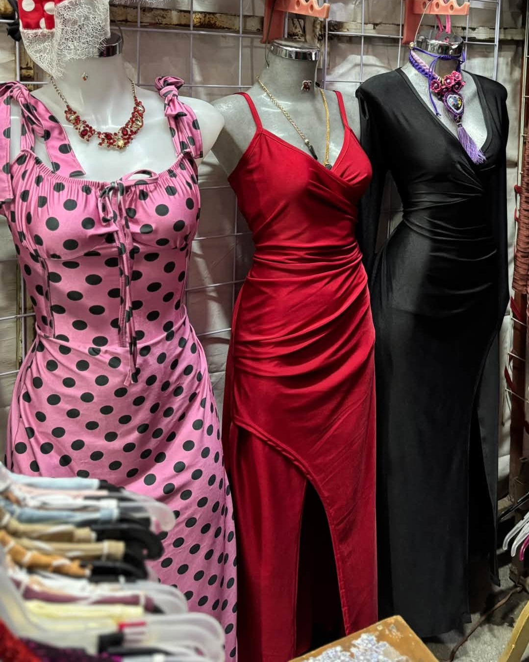Vestido midi de lunares con tirantes anudados y abertura