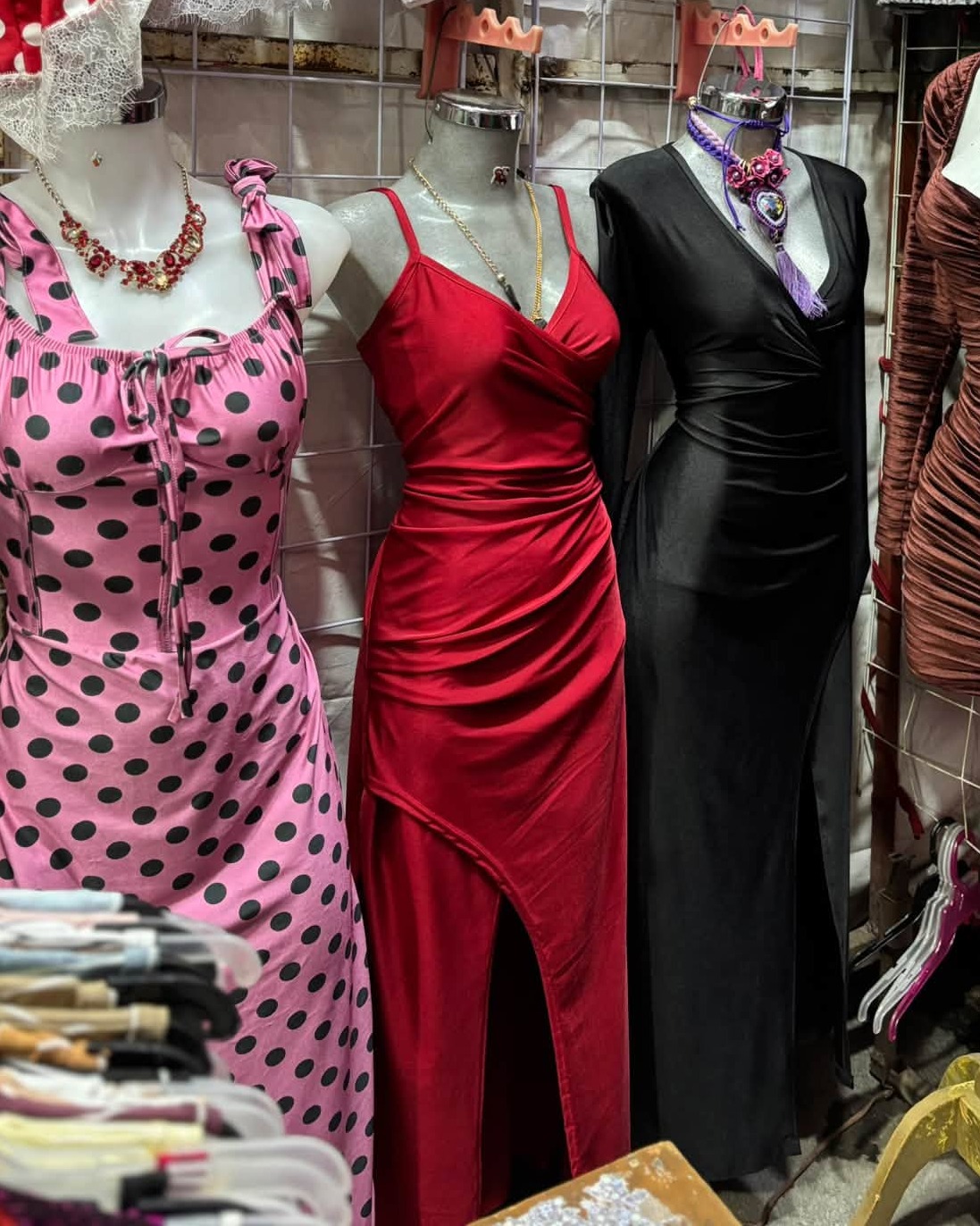 Vestido largo satinado con nudo al frente y abertura