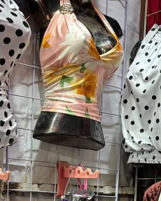 Top halter floral con argolla dorada y fruncido lateral