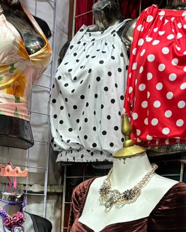 Blusa campesina de lunares con manga larga y moño