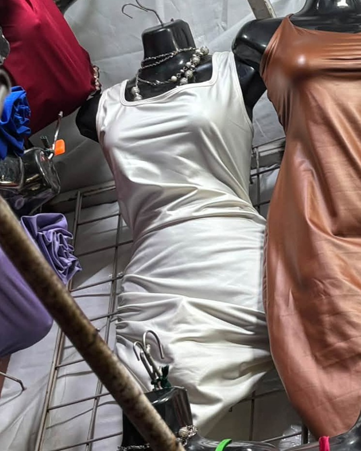 Vestido corto satinado de tirantes con escote corazón y nudo