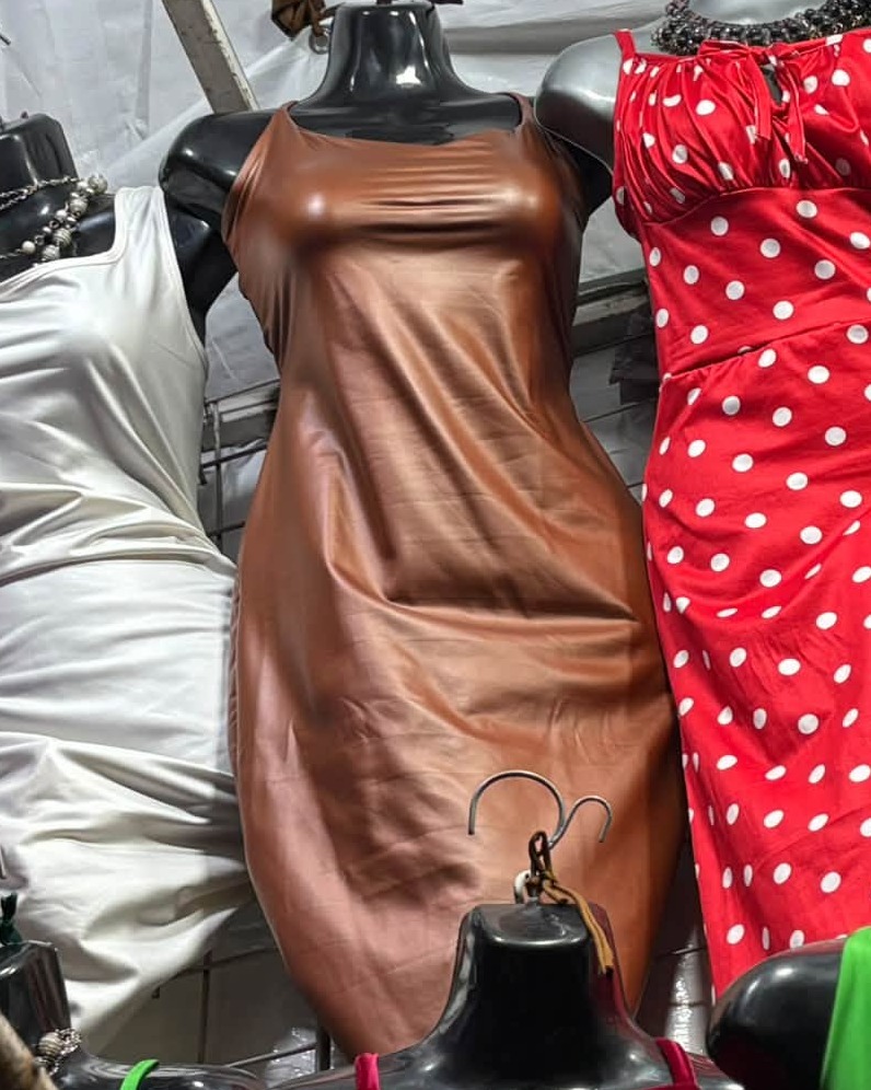 Vestido corto satinado de tirantes con escote corazón y nudo