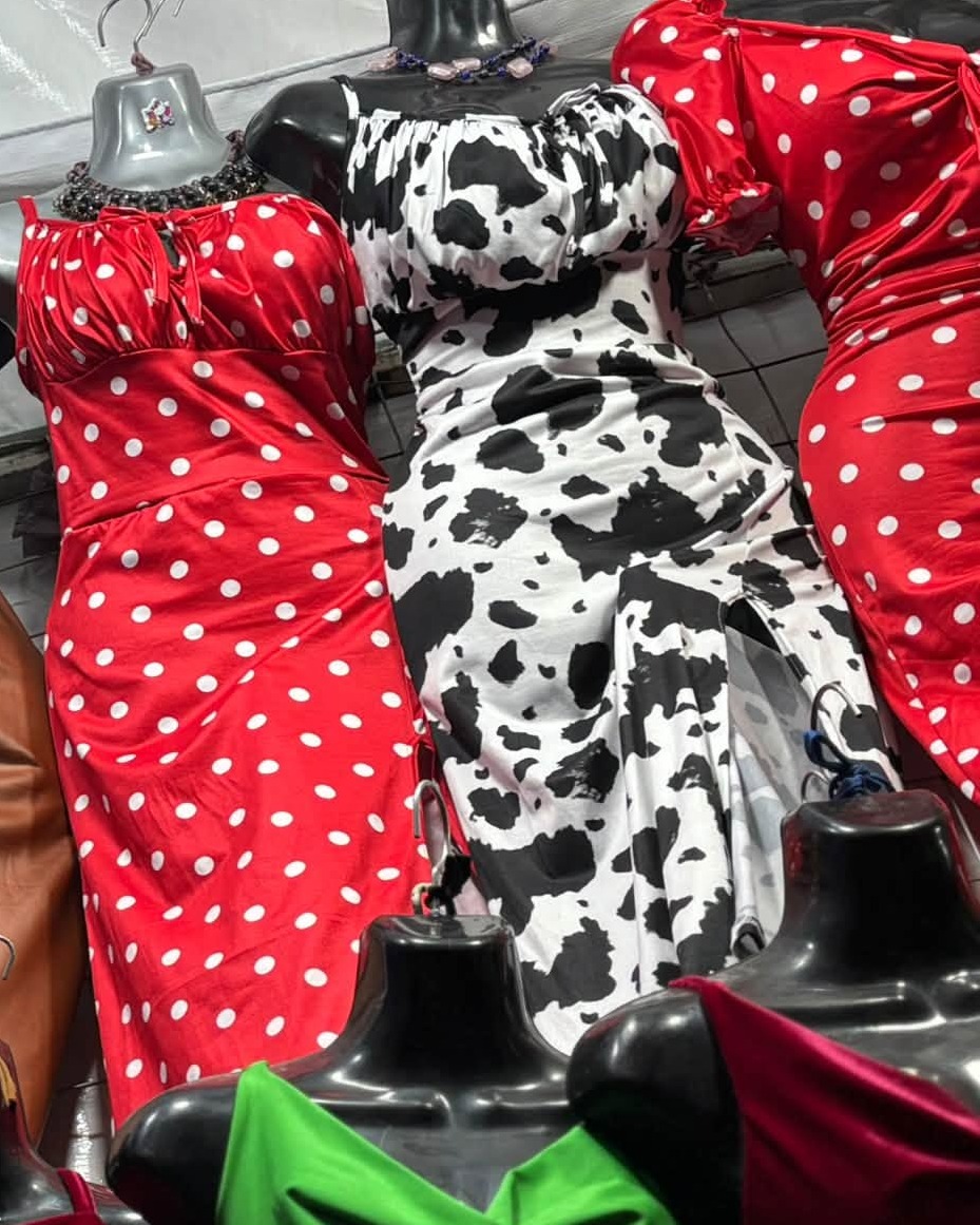 Vestido corto satinado de tirantes con escote corazón y nudo