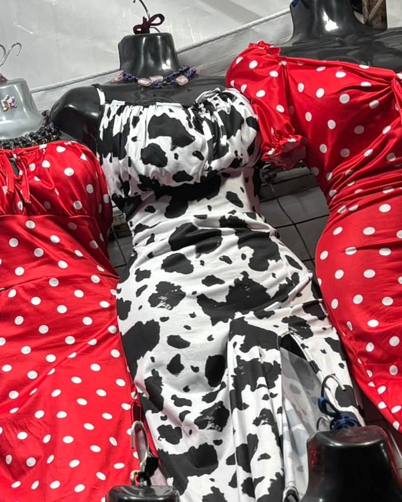 Vestido midi satinado de lunares con hombros descubiertos y nudo