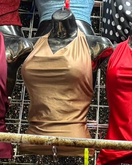 Top halter con escote caído en licra