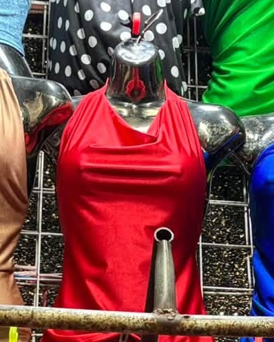 Top halter con escote caído en licra