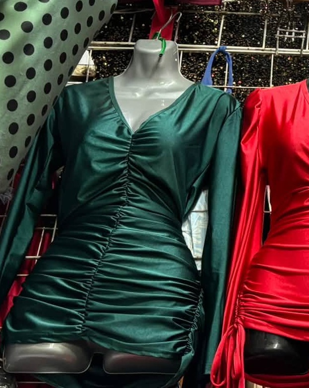 Vestido midi satinado cruzado con manga larga y abertura