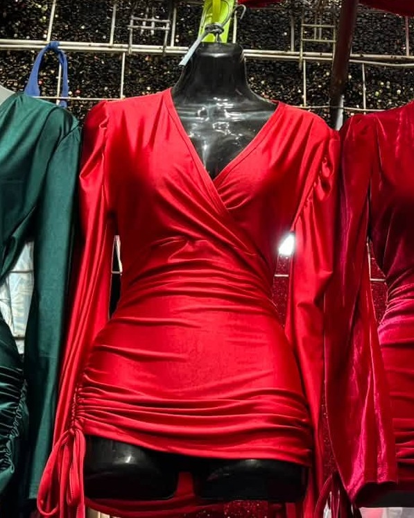 Vestido midi satinado cruzado con manga larga y abertura