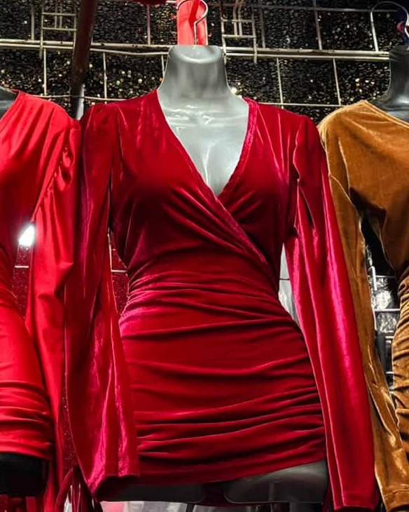 Vestido midi satinado cruzado con manga larga y abertura