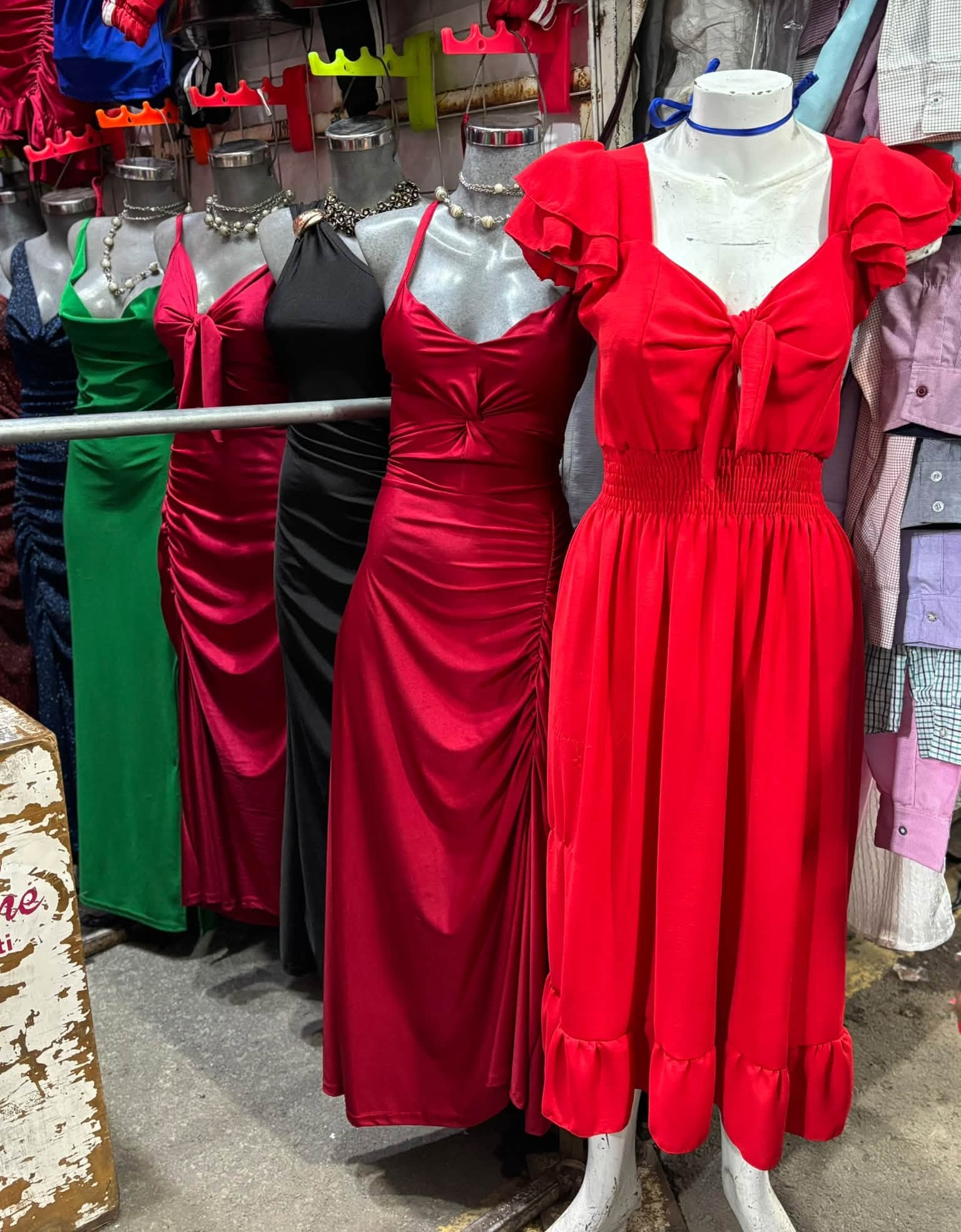 Vestido midi campesino con busto fruncido, manga abullonada y olanes