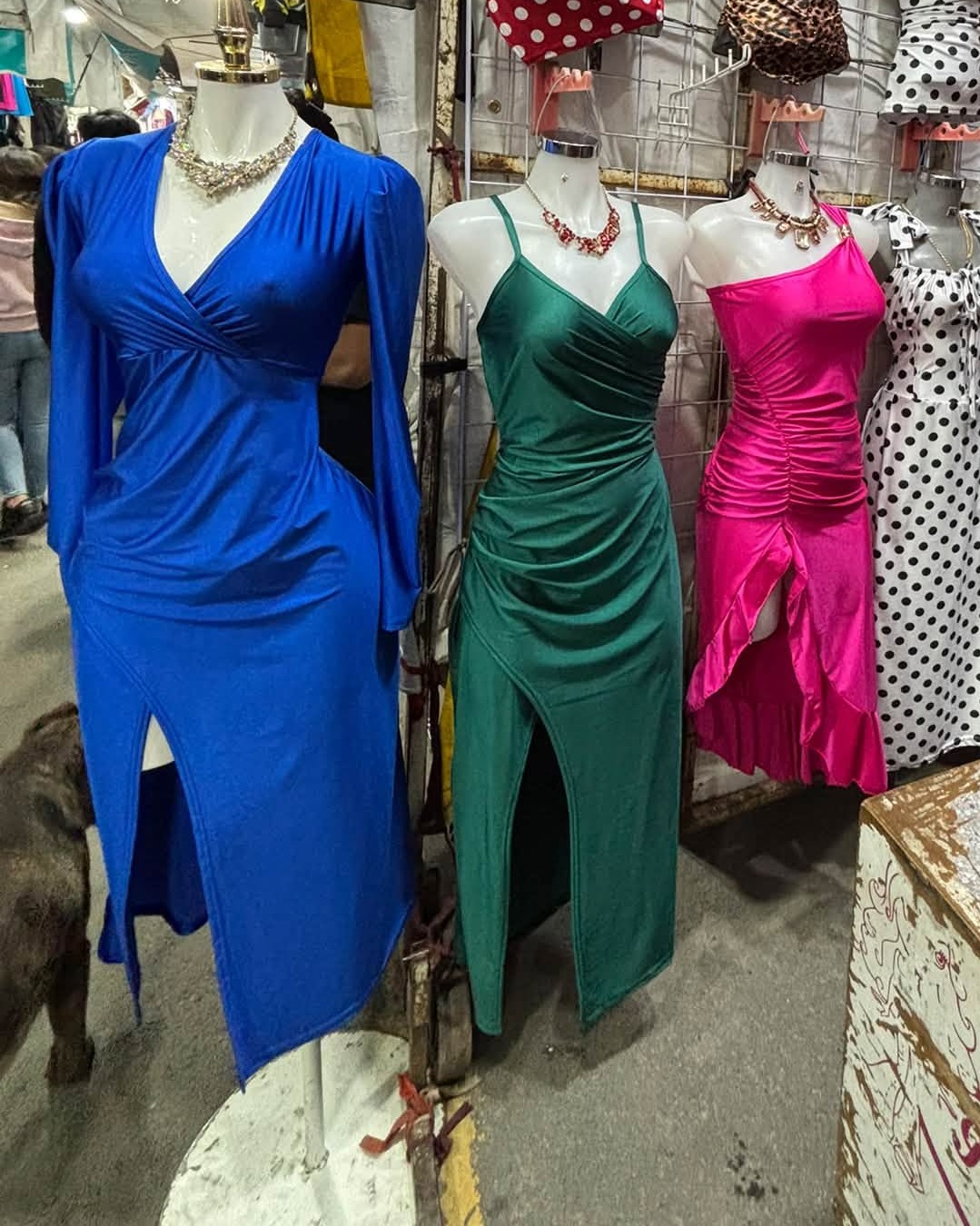 Vestido midi satinado cruzado con manga larga y abertura
