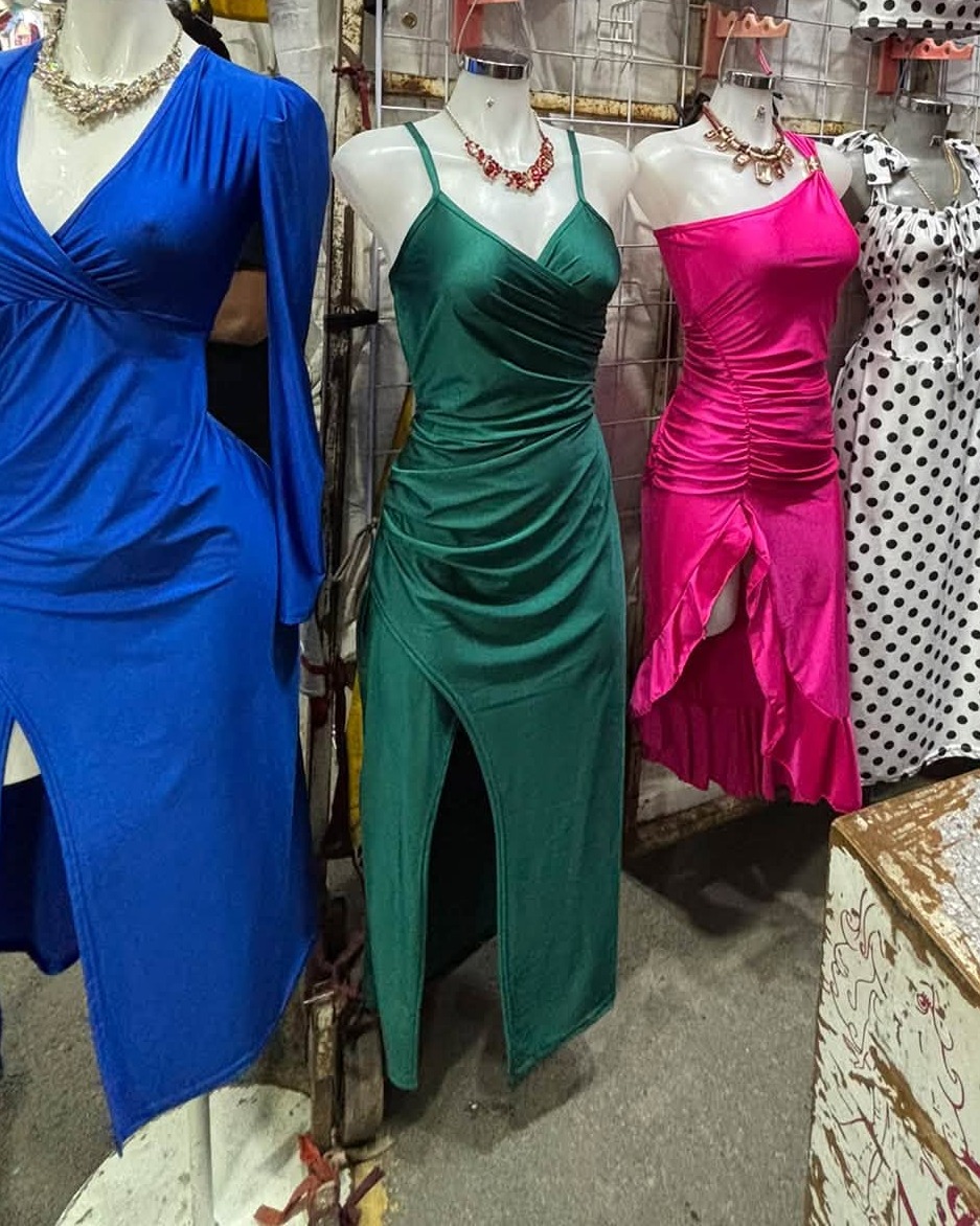 Vestido largo satinado con nudo al frente y abertura