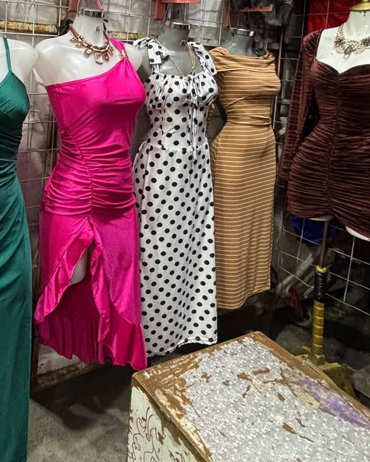 Vestido midi de lunares con tirantes anudados y abertura