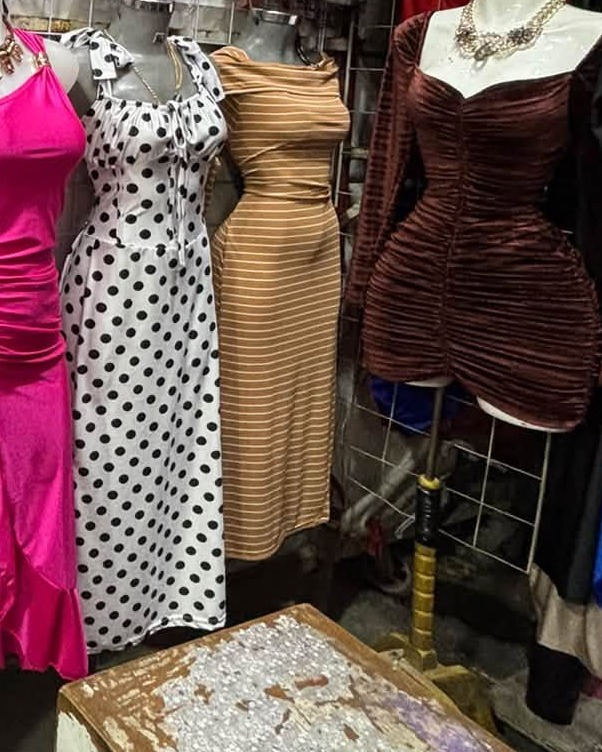 Vestido midi de rayas con tirantes y escote cuadrado