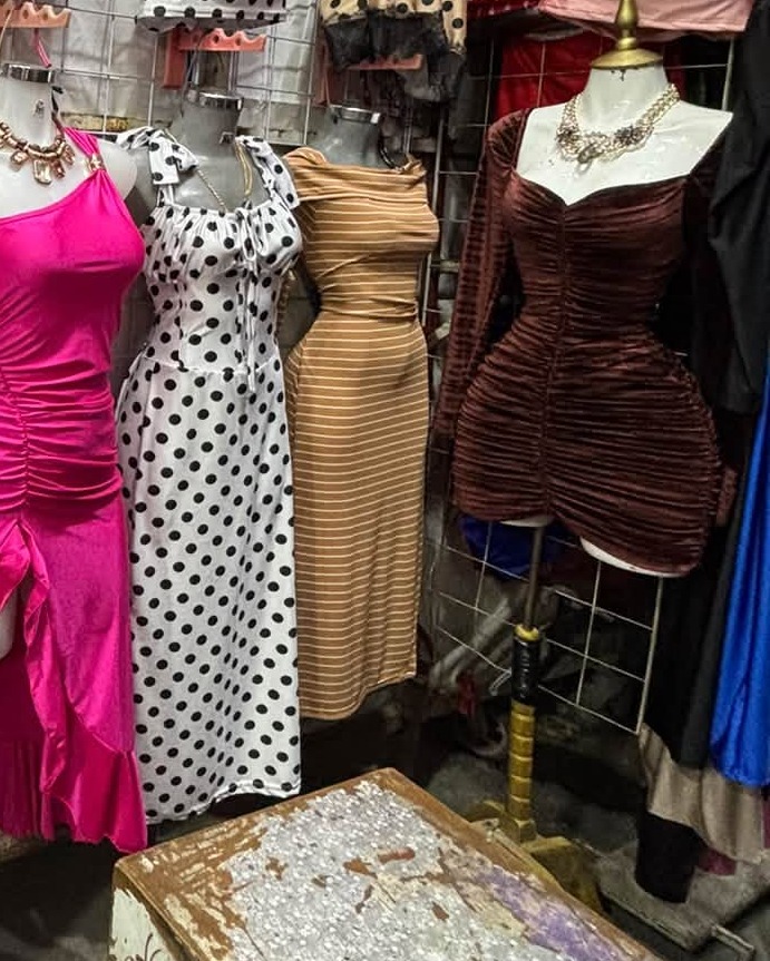 Vestido corto fruncido con escote corazón y manga larga