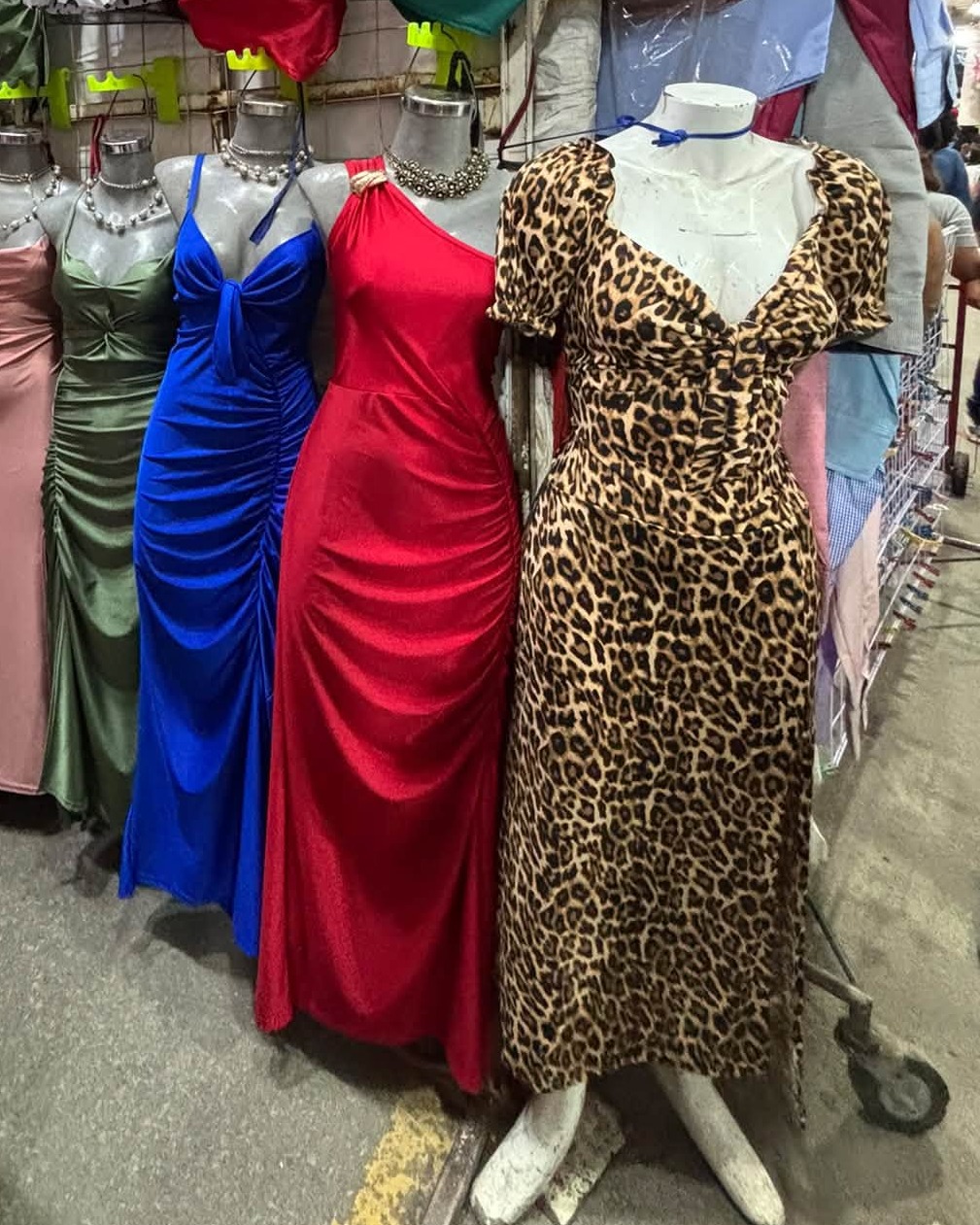 Vestido midi animal print con cuello y manga corta