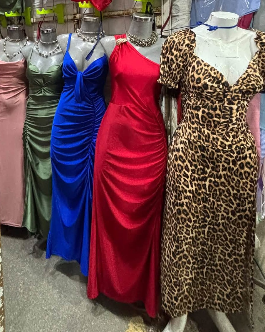 Vestido largo satinado de un hombro con abertura