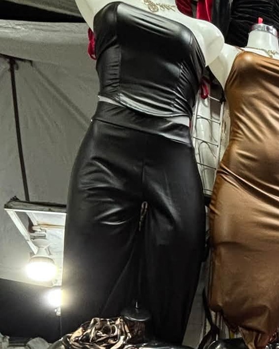 Vestido midi de piel sintética con tirantes