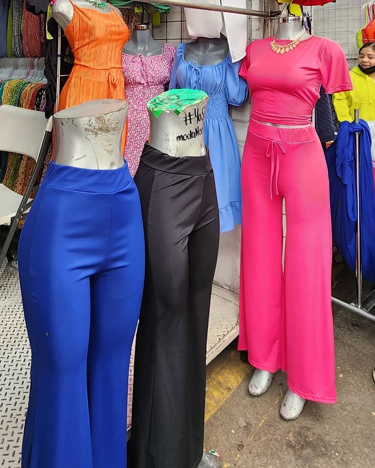 Conjunto de top corto de manga corta y pantalón acampanado