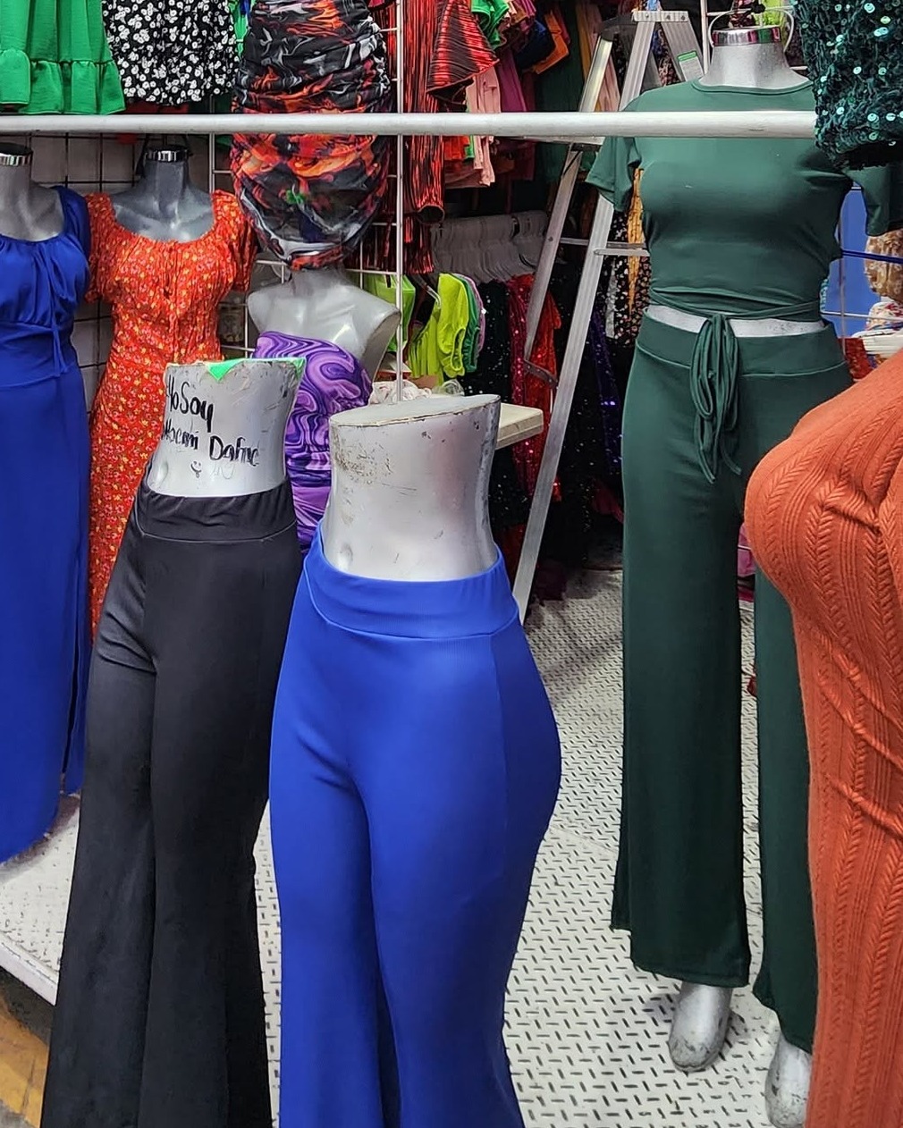 Conjunto de top con espalda abierta y pantalón amplio con jareta