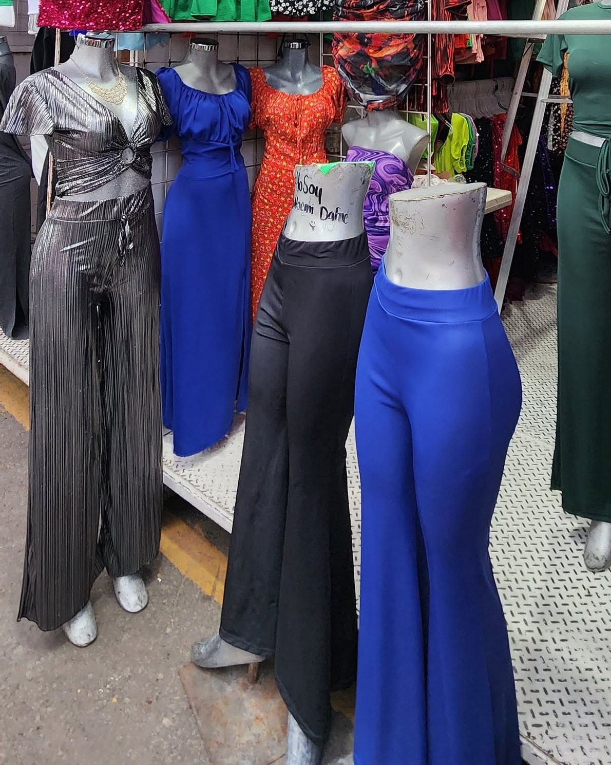Conjunto plisado metálico con argolla y pantalón amplio