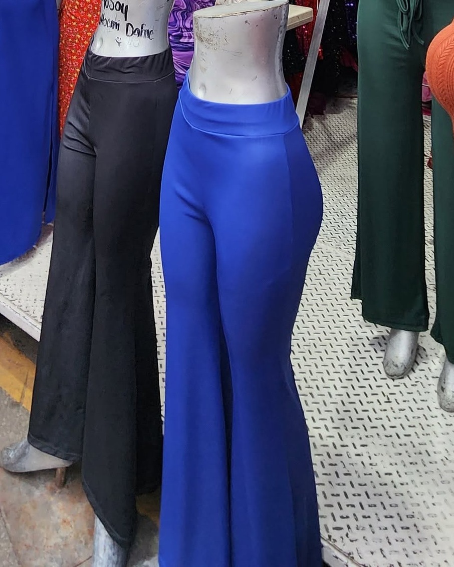Pantalón acampanado de tiro alto en licra