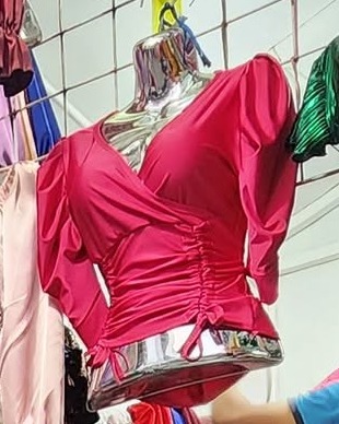 Blusa satinada cruzada con escote V, manga larga y jareta