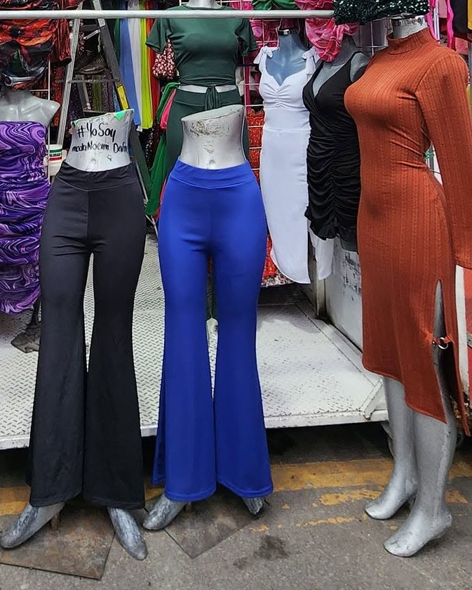 Vestido midi en rib de manga larga con abertura