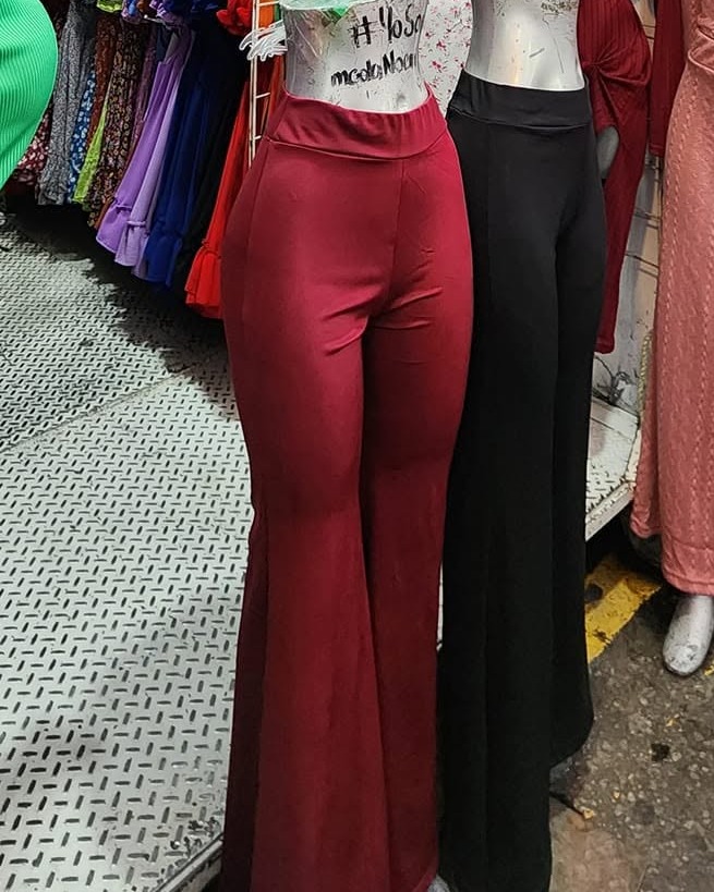 Pantalón acampanado de tiro alto en licra