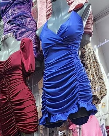 Vestido corto fruncido de tirantes con olán en el bajo
