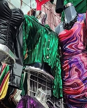 Blusa plisada metálica de botones y manga larga