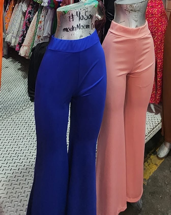 Pantalón acampanado de tiro alto en licra