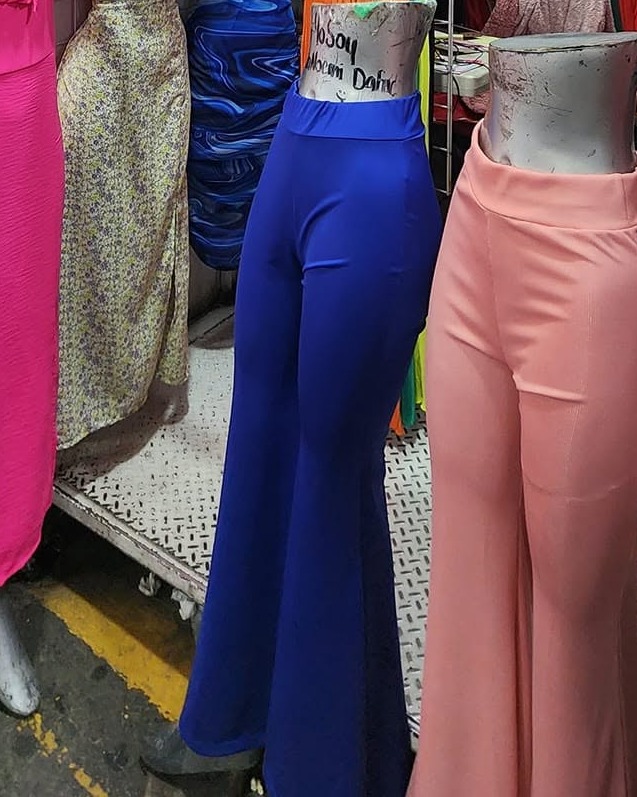 Pantalón acampanado de tiro alto en licra