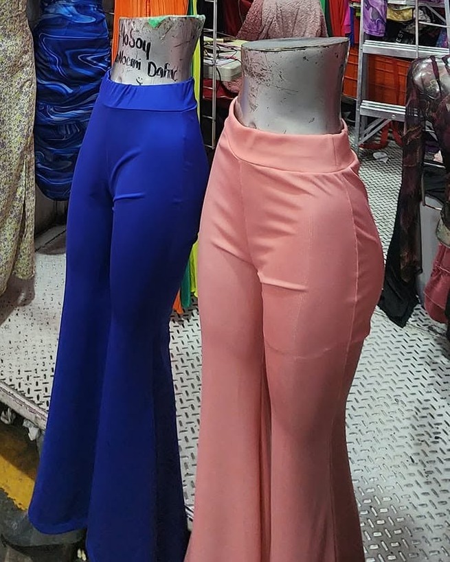 Pantalón acampanado de tiro alto en licra
